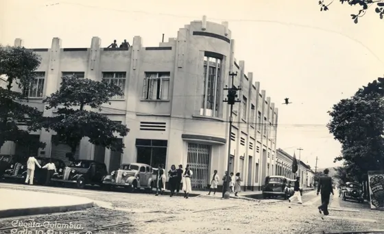 Esquina de la calle Nariño actualmente calle 10 y la avenida Bolívar actualmente avenida 6ª. Foto donada por el Doctor: Virgilio Durán Martínez