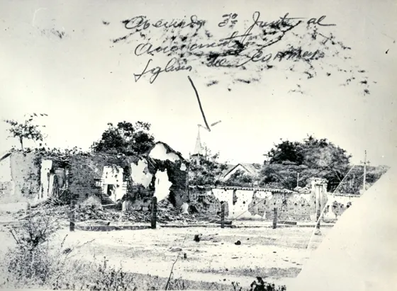 Guerra de los Mil Días, estado en que quedó parte de la ciudad de Cúcuta. Avenida 3ª calles 12 y 13, frente al Ancianato y la iglesia del Carmen. Foto donada por el Doctor: Virgilio Durán Martínez