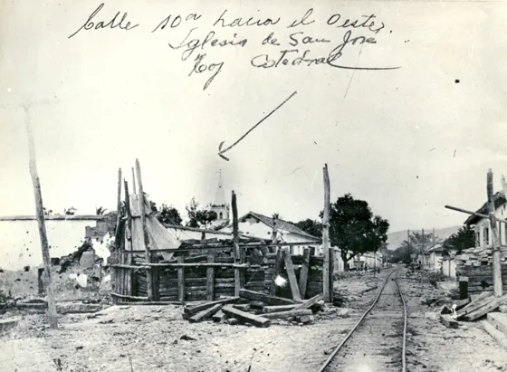 Calle 10 hacia el oeste, se alcanza a apreciar al fondo una torre de la iglesia San José hoy catedral de San José. Foto donada por el doctor Virgilio Durán Martínez.