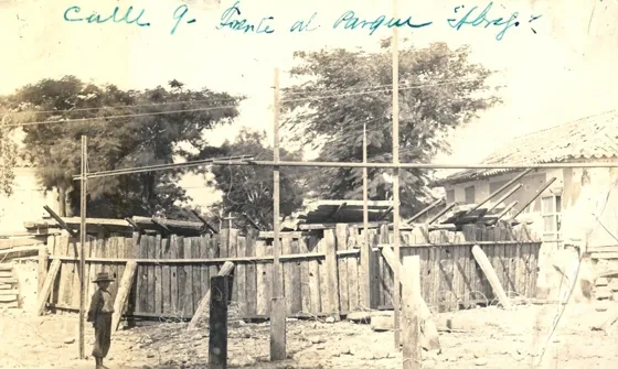 Calle 9ª con avenida 8ª frente al parque Mercedes Ábrego. Foto donada por el doctor Virgilio Durán Martínez