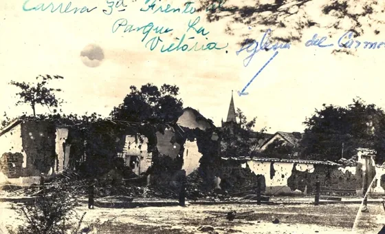 Avenida 3ª frente al parque La Victoria conocido como el parque Colón, al fondo se aprecia la parte superior de la iglesia del carmen. Foto donada por el doctor Virgilio Durán Martínez