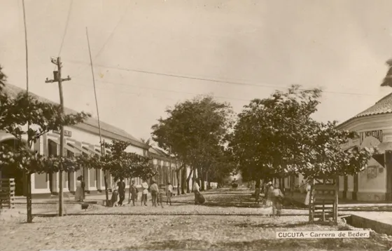 Carrera Bedel (actualmente avenida 6ª) con calle 10 A la derecha se observa parte del Almacén La Novedad hoy en ese lugar funciona una sucursal de Foto Japón, a la izquierda la edificación donde funcionó el Salón Blanco importante almacén de viveres. Foto donada por el doctor Virgilio Durán Martínez
