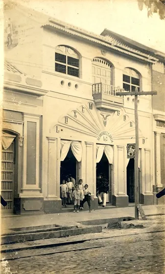 Calle 11. Almacén Luxemburgo de Hernández García & C. Foto donada por el doctor Virgilio Durán Martínez