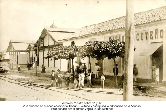 Avenida 7ª entre calles 11 y 12. A la derecha se pueden observar el Bazar Cucuteño y enseguida la edificación de la Aduana. Foto donada por el doctor Virgilio Durán Martínez