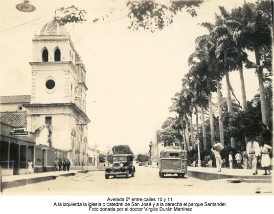 Avenida 5ª entre calles 10 y 11. A la izquierda la iglesia o catedral de San José y a la derecha el parque Santander. Foto donada por el doctor Virgilio Durán Martínez