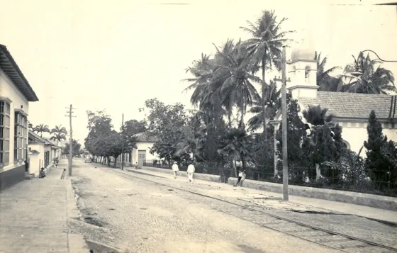 Avenida 4ª entre calles 18 y 17. A la derecha se alcanza a observar la capilla del Asilo Andressen. Foto donada por el doctor Virgilio Durán Martínez