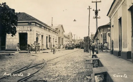 Avenida 7ª con calle 11. A la derecha se aprecia el Mercado Cubierto. Foto donada por el doctor Virgilio Durán Martínez.