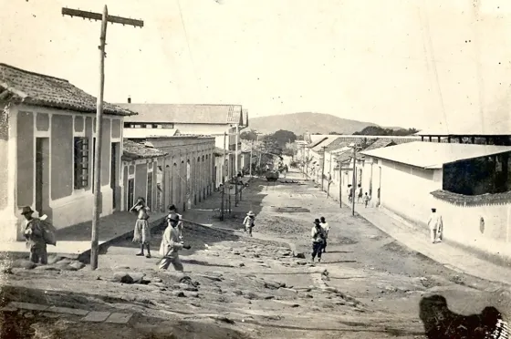 Calle 18 entre avenidas 7ª y 6ª Barrio La Cabrera Foto donada por el doctor Virgilio Durán Martínez