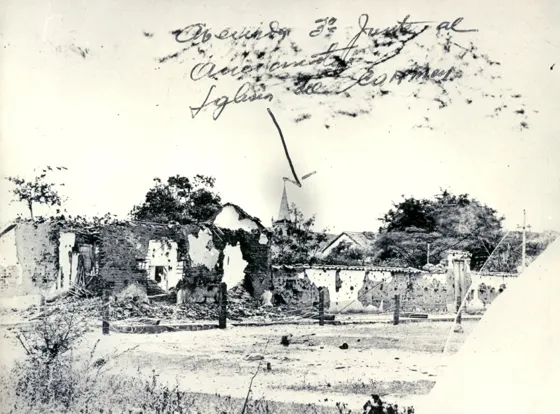 Avenida 3ª frente al ancianato, al fondo se aprecia parte de la iglesia del Carmen. Foto donada por el doctor Virgilio Durán Martínez.