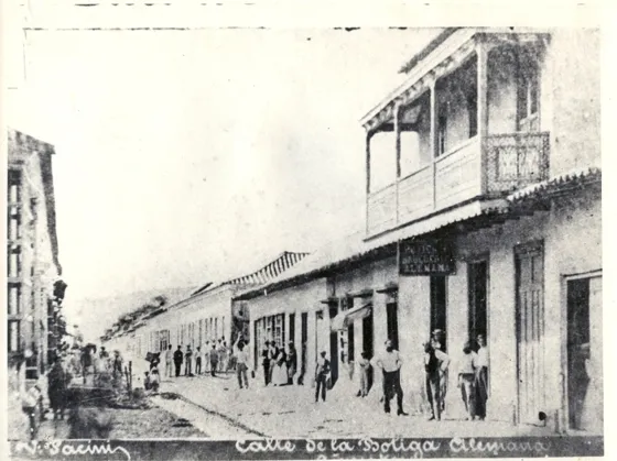 Calle de Soto (Calle 14). A la derecha se aprecia la Botica Alemana ( la casa con balcón) adquirida por don Augusto Lincke por compra a don Lidefonso Belloso el 17 de septiembre de 1863. Frente a la botica con los brazos en la cintura el polaco Hugo Wisniewsky químico de la casa.