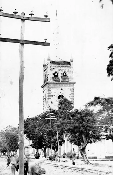Iglesia San José en Julio de 1900 durante el sitio de Cúcuta, en esa época solo se había construido una torre. El campanario se observa como fue adecuado por los francotiradores. El siglo XX se inicio en tiempos de guerra civil y destrucción de la ciudad.