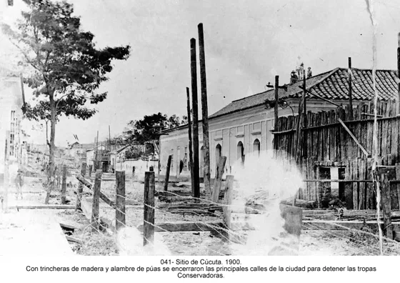 Sitio de Cúcuta. 1900. Con trincheras de madera y alambre de púas se encerraron las principales calles de la ciudad para detener las tropas Conservadoras.