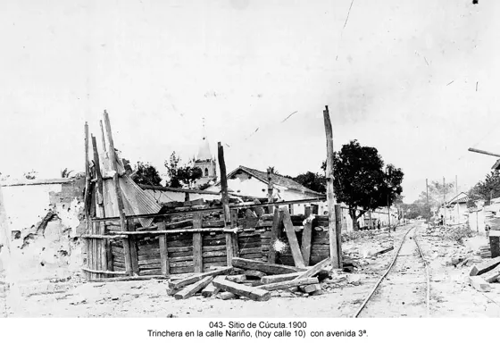 Sitio de Cúcuta.1900 Trinchera en la calle Nariño, (hoy calle 10) con avenida 3ª.