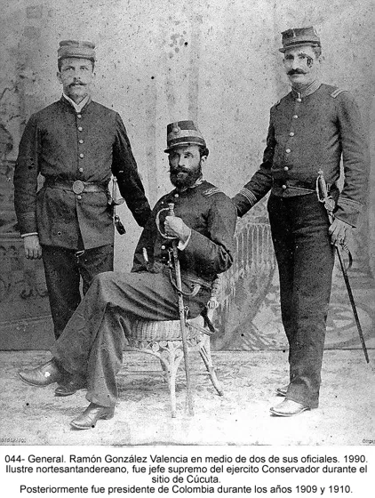 General Ramón González Valencia en medio de dos de sus oficiales. 1900. Ilustre nortesantandereano, fue jefe supremo del ejercito Conservador durante el sitio de Cúcuta. Posteriormente fue presidente de Colombia durante los años 1909 y 1910.