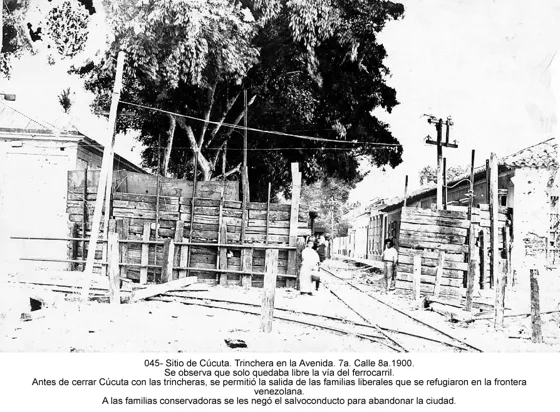 Sitio de Cúcuta. Trinchera en la Avenida. 7a. Calle 8a.1900. Se observa que solo quedaba libre la vía del ferrocarril. Antes de cerrar Cúcuta con las trincheras, se permitió la salida de las familias liberales que se refugiaron en la frontera venezolana. A las familias conservadoras se les negó el salvoconducto para abandonar la ciudad.