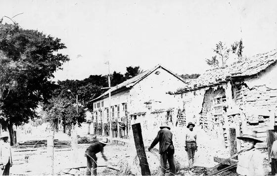 Sitio de Cúcuta. Casas destruidas en el enfrentamiento avenida.8a. Calle 8a. 1900.