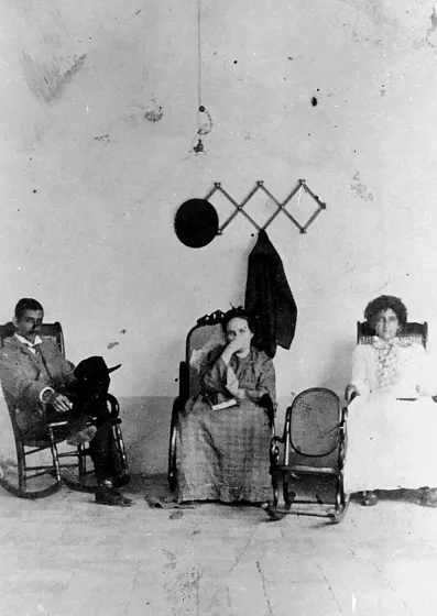 Familia Cucuteña. 1900. Se observa la altura de los muros que solían tener las casas de la época, razón por la cual se mantenían frescas en todo momento