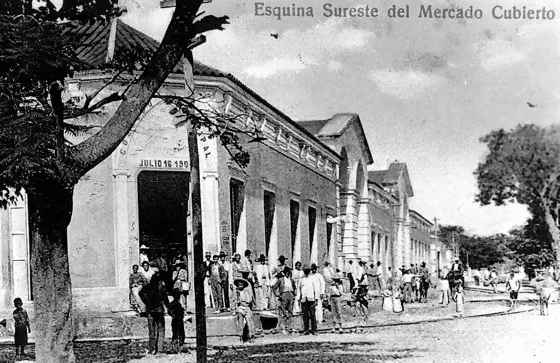 Mercado Cubierto en la esquina de la Calle 11 Av.6a. La construcción de este mercado se inicio en 1891 y fue destruido totalmente en el incendio de 1949. En el mismo sitio se construyo el actual Edificio San José.