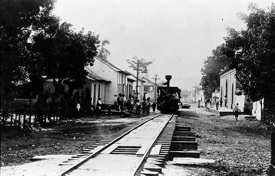 Tranvía Municipal. Calle Nariño ( Calle 10). El Tranvía Municipal recorría las principales calles de la ciudad y era el medio de transporte urbano mas importante de la época. En la grafica se observa el tranvía en la ruta Estación Cúcuta - Estación Rosetal que funciono entre 1893 y 1938.