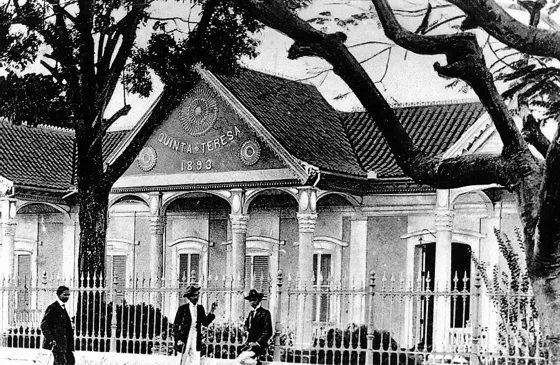 Quinta Teresa. Avenida 4a entre calles 15 y 16.1916. Una de las casas mas elegantes de la ciudad construida en 1893. Residencia de los esposos Cristian Andresen Moller y Doña Teresa Briceño de Andresen, quienes fueron benefactores de Cúcuta y actuamente funciona el colegio Sagrado Corazón. Doña Teresa fundó tambien en 1904 el Asilo Andresen en homenaje de su difunto esposo, coraboró con el hospital San Juan de Dios y el hospital mental.