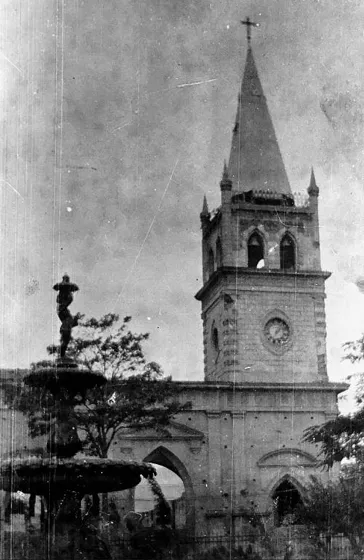 Primera torre de la Iglesia San José construida a principios del siglo XX, también se observa la fuente ornamental del parque Santander.