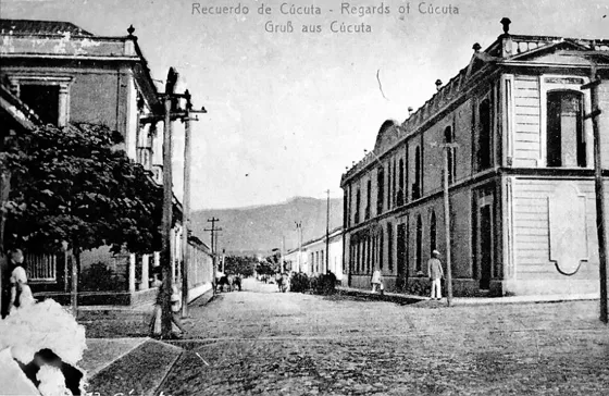 Cervecería Santander a la derecha (hoy funcionan allí el colegio Departamental y en plena esquina un asadero, A la izquierda se ve el Hotel Europa (hoy centro comercial Bulevar Europa). calle 13 con avenida 6a. En ese entonces esa calle se conocía como la calle de la Cervecería Santander.