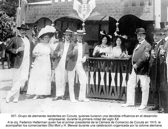 Grupo de alemanes residentes en Cúcuta, quienes tuvieron una decidida influencia en el desarrollo empresarial, durante la primera mitad del siglo XX. A la izq. Federico Halterman quien fue el primer presidente de la Cámara de Comercio de Cúcuta en 1915, le acompañan los comerciantes Otto Moil y H. Meiwal durante una celebración organizada por la colonia alemana.