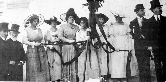 Grupo de Personalidades de Cúcuta durante un acto social a principios del siglo XX. La elegancia y la sobriedad de los vestidos eran muy usuales en la época.
