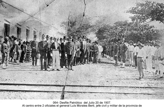 Desfile Patriótico del Julio 20 de 1907. Al centro entre 2 oficiales el general Luís Morales Berti, jefe civil y militar de la provincia de