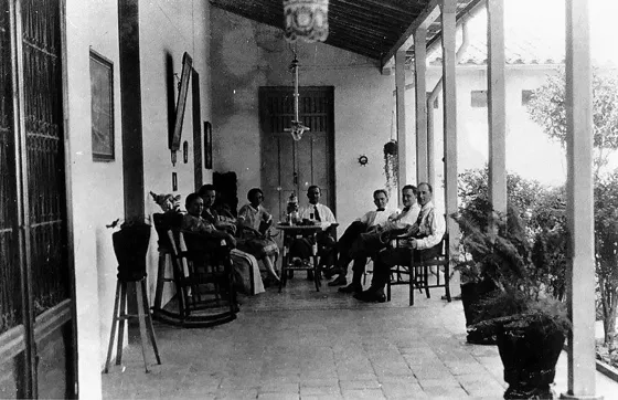 Los amplios corredores de esa época en el interior de las casas eran el sitio ideal para la reunión de familiares y de amigos.
