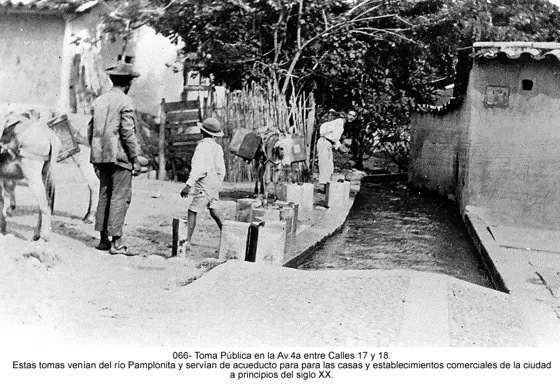 Toma Pública en la Av.4a entre Calles 17 y 18. Estas tomas venían del río Pamplonita y servían de acueducto para las casas y establecimientos comerciales de la ciudad a principios del siglo XX.