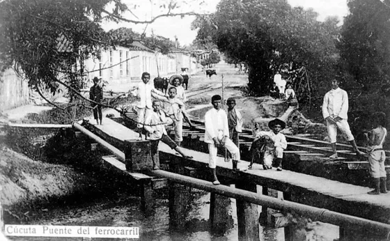 Niños de Cúcuta sobre el Puente del Ferrocarril de Cúcuta Av. 6a. calles 3a y 4a. Conocido popularmente como Puente Tatuco, que pasaba sobre una de las cloacas de la ciudad.