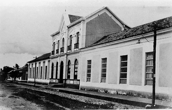 Hospital San Juan de Dios. 1910, el cual quedo totalmente destruido por el terremoto de 1875 y fue reconstruido en 1877. Para su reconstrucción se recibieron entre los aportes 1000 libras esterlinas enviadas por la reina Victoria de Inglaterra.