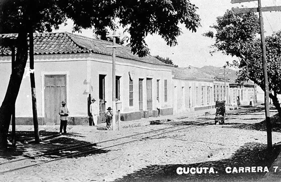 Carrera 7a. Hoy Av. 7a. 1910. Era una de las principales vías de la ciudad pues además de su gran actividad comercial en ella se encontraba la Estación del ferrocarril de Cúcuta y la Aduana Nacional.