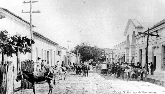 Carrera de Santander. Av. 7a. Calles 10 y 11. 1910. Allí quedaba el Mercado Cubierto, se observan las mulas en las cuales se transportaban los diversos productos.
