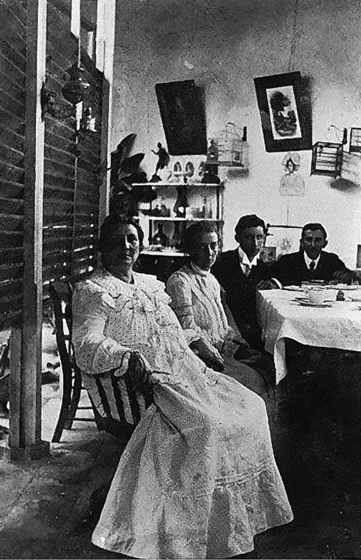 Familia cucuteña. Década 1910. Sobremesa después del almuerzo, esta era una costumbre arraigada en Cúcuta durante muchos años, cuando las familias después de las comidas realizaban tertulias alrededor de la mesa.
