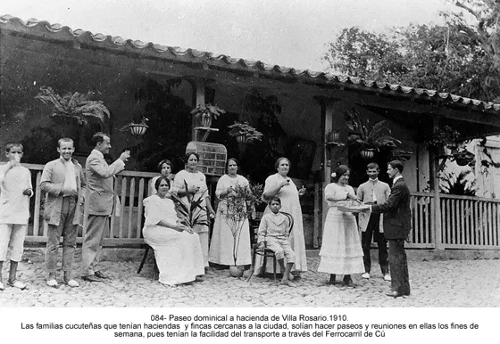 Paseo dominical a hacienda de Villa Rosario.1910. Las familias cucuteñas que tenían haciendas y fincas cercanas a la ciudad, solían hacer paseos y reuniones en ellas los fines de semana, pues tenían la facilidad del transporte a través del Ferrocarril de Cú