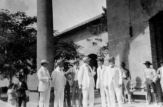 Estación Cúcuta. 1910. Un grupo de personalidades se dispone a viajar en el Ferrocarril de Cúcuta, ubicada donde actualmente funciona la Central de Transportes por la avenida 7ª con calle 2ª.