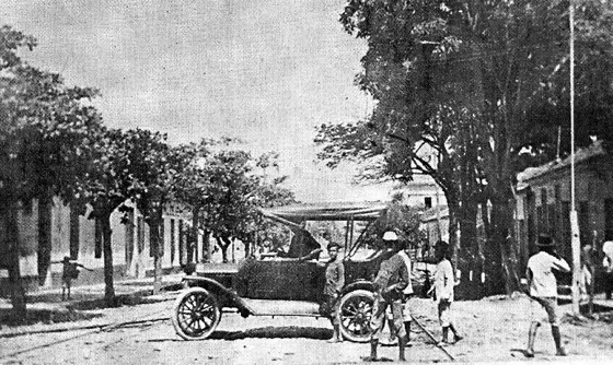 Primer carro que llego a Cúcuta en 1912. El cual era de propiedad de Don Enrique Raffo. El primer recorrido de este vehiculo fue desde la calle Ricaurte (calle 11) con avenida 4 hasta la esquina del Asilo Andresen Avenida 4 con calle 18. En 1914 se reglamento oficialmente el servicio de automóviles en Cúcuta.