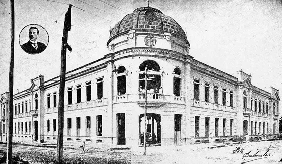 Palacio de Gobierno. 1916 en la calle 14 avenida 5ª. En el medallón a la izquierda de la fotografía aparece el ingeniero constructor de esta obra Julio Lázaro. Esta obra se inició en la administración del gobernador General Rafael Valencia.