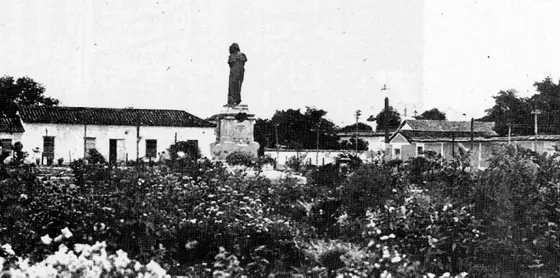 Parque Mercedes Ábrego y estatua de esta heroína nortesantandereana. 1916. Este lugar fue originalmente el cementerio de la ciudad.