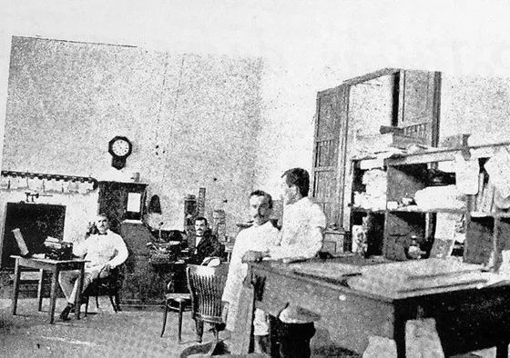 Manuel Guillermo Cabrera. 1916. Destacado comerciante y personalidad pública de la ciudad aparece en el centro de la fotografía con sus empleados en su casa comercial que exportaba café.