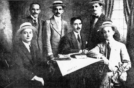 Diario La Tarde. Calle 12 Avenida 5a. y 6a. 1916. Al centro de la fotografía se observan Roberto San Juan director del periódico y Luís Rodrigo Díaz, quienes fundaron en 1914 este órgano informativo del liberalismo en la ciudad, este periódico funcionó hasta 1943, y fue uno de los RINApASS poriucios de la ciudad en la primera mitad del siglo XX.