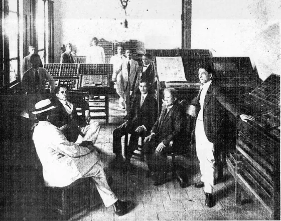 Periódico e Imprenta El Trabajo. 1916. Fundado por Don Justo Rosas en la ciudad de Pamplona y posteriormente en 1893 fue trasladado a Cúcuta. Este fue un periódico de orientación conservadora y fue por mas de 50 años tribuna para las polémicas entre liberales y conservadores, y para la publicación de trabajos y ensayos literarios. En la fotografía aparecen Don Justo Rosas, su hijo Carlos J. Rosas, Don Carlos Luís Jácome y varios colaboradores y empleados.