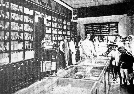 Botica Ayala, destacado establecimiento comercial ubicado en la Calle 11 Av. 7a. 1916. Esta botica fabricaba productos farmacéuticos en los conocidos laboratorios Ayala de propiedad de Juan Ayala. 1916.