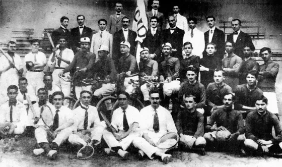 Club Deportista. Fundado Noviembre 5 de 1913. Este fue uno de los primeros centros deportivos que funcionaron en Cúcuta. En este club se practicaban deportes como el tenis, béisbol, fútbol y el ciclismo. Pertenecían a el prestantes personalidades de la ciudad. Foto 1916.