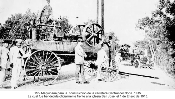 Maquinaria para la construcción de la carretera Central del Norte. 1915. La cual fue bendecida oficialmente frente a la iglesia San José, el 1 de Enero de 1915.