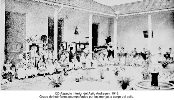 Aspecto interior del Asilo Andresen. 1916. Grupo de huérfanos acompañados por las monjas a cargo del asilo.