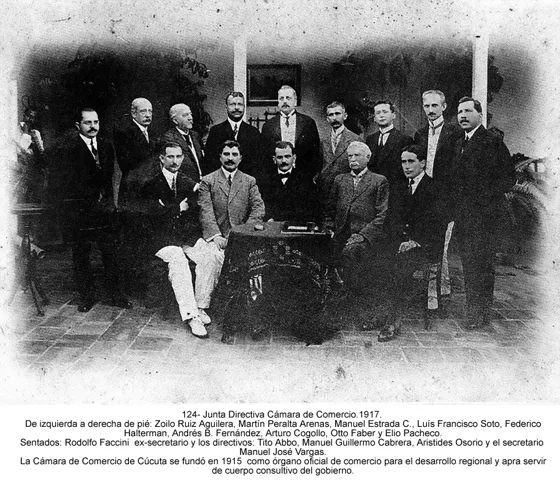 Junta Directiva Cámara de Comercio.1917. De izquierda a derecha de pié: Zoilo Ruiz Aguilera, Martín Peralta Arenas, Manuel Estrada C., Luís Francisco Soto, Federico Halterman, Andrés B. Fernández, Arturo Cogollo, Otto Faber y Elio Pacheco. Sentados: Rodolfo Faccini ex-secretario y los directivos: Tito Abbo, Manuel Guillermo Cabrera, Aristides Osorio y el secretario Manuel José Vargas. La Cámara de Comercio de Cúcuta se fundó en 1915 como órgano oficial de comercio para el desarrollo regional y apra servir de cuerpo consultivo del gobierno.