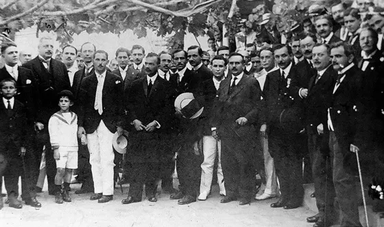 Inauguración del tranvía. Ruta Plaza Santander - San Rafael. De izquierda a derecha: Luís Francisco Estrada (Ingeniero urbanizador de la ciudad después del terremoto de Cúcuta), Benito Hernández, Federico Halterman, Isidoro Duplat, Leandro Cuberos Niño, Guillermo Peñaranda Arenas, Cayetano Hernández García, Jorge Soto Franco, Jesús Guzmán (hijo), Pedro Román Romero, Ciro A. Cogollo, Fructuoso V. Calderón, K. Maywald y Guillermo Cabrera.